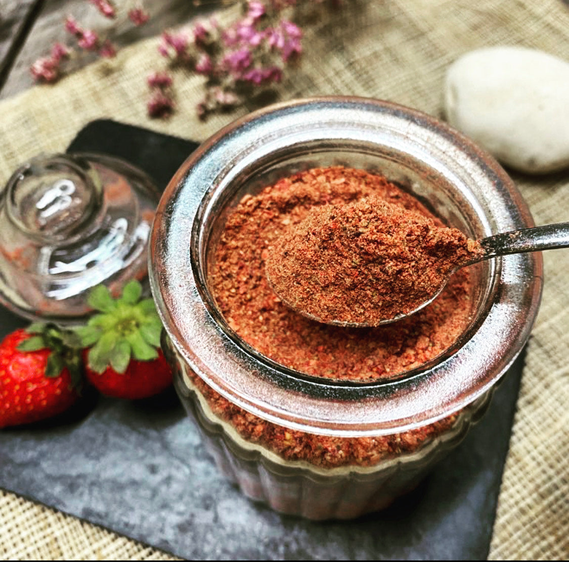 Polvo de fresa deshidratada molida ideal para incluir en recetas como yogures, batidos, ensaladas, helados y dónde más te apetezca. Fruta 100% natural.
