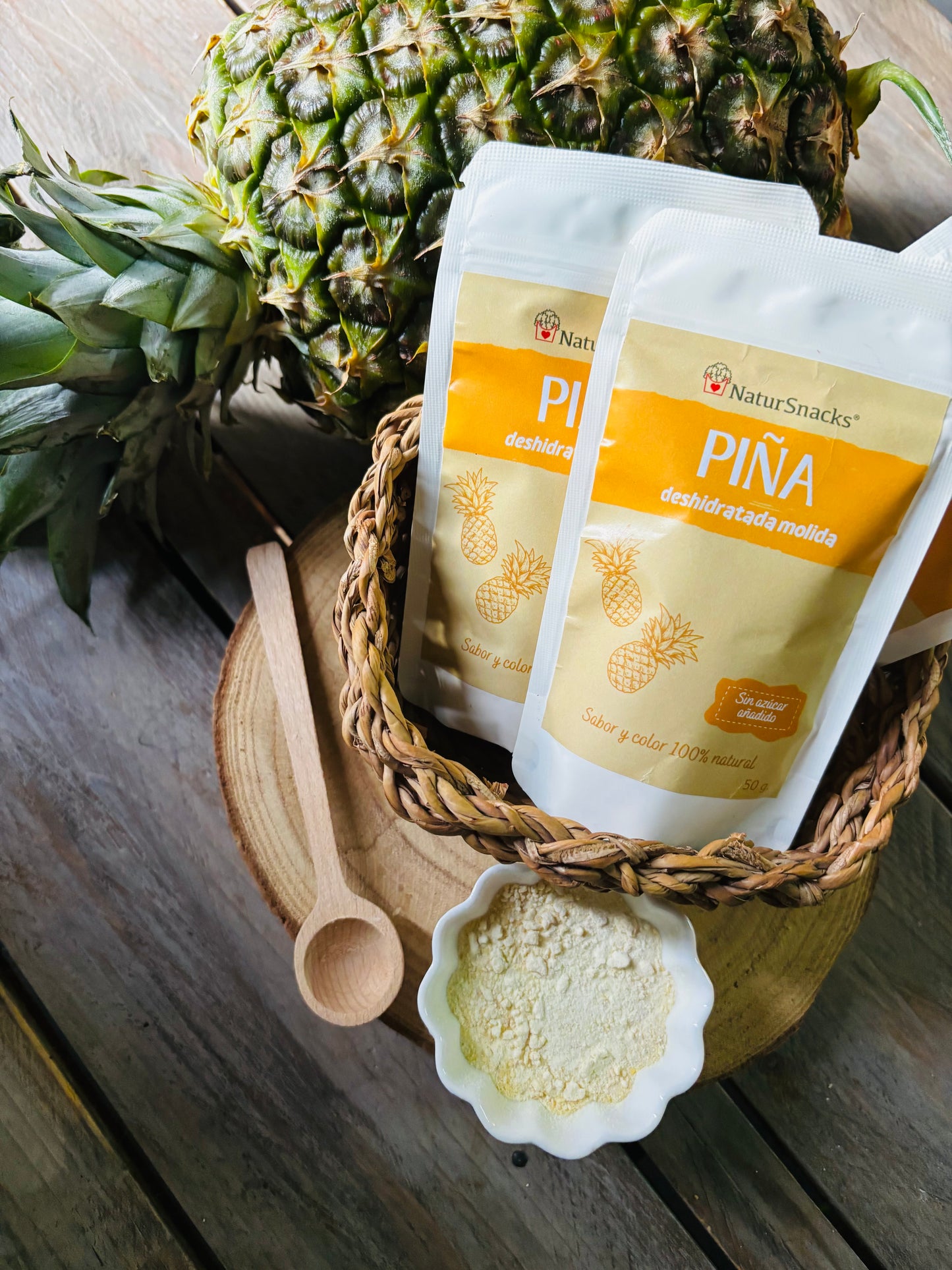 Piña deshidratada molida.